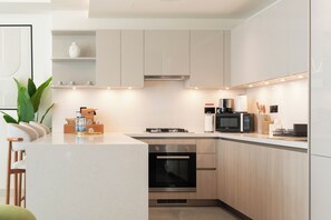 デラックス アパートメント バルコニー プールビュー | 専用キッチン | 冷蔵庫、電子レンジ、オーブン、コンロ