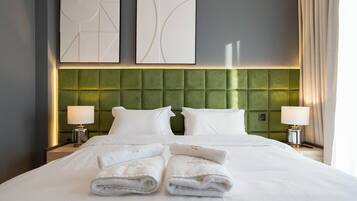 Deluxe appartement, balkon, uitzicht op zwembad | Een kluis op de kamer, verduisterende gordijnen