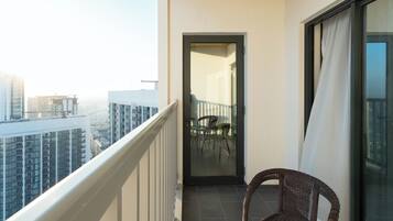 Deluxe appartement, balkon, uitzicht op zwembad | Balkon