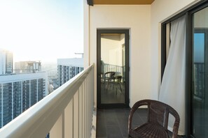 Deluxe appartement, balkon, uitzicht op zwembad | Balkon