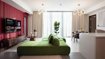 Deluxe appartement, balkon, uitzicht op zwembad | Woonruimte