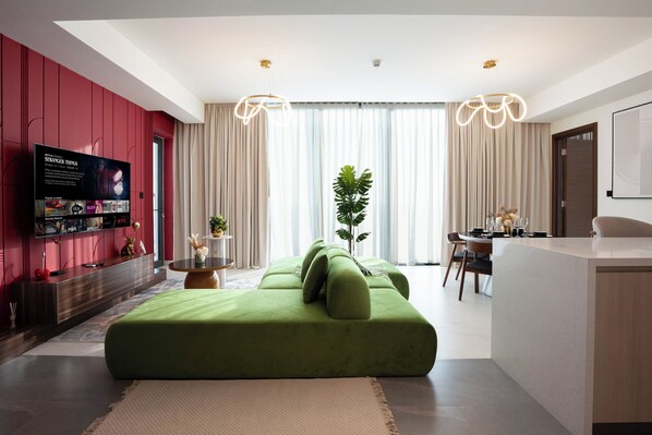 Deluxe appartement, balkon, uitzicht op zwembad | Woonruimte