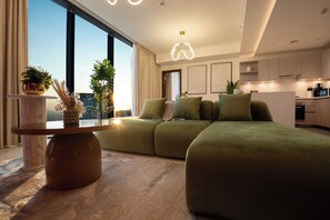 ดีลักซ์อพาร์ทเมนท์, ระเบียง, วิวสระว่ายน้ำ | บริเวณนั่งเล่น