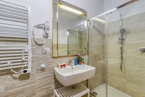 Departamento familiar, varias habitaciones (Berignone Natural Paradise Apt) | Baño | Regadera, bidet, toallas, jabón 