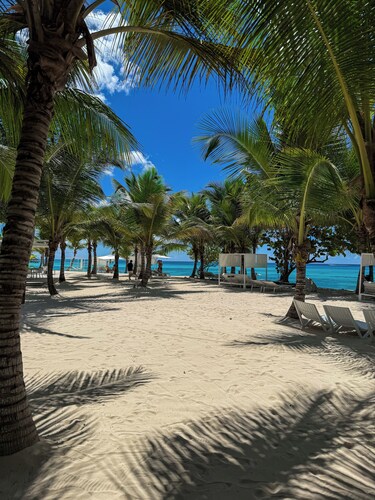 Aqua Esmeralda Beachfront Apartment Dominica 202