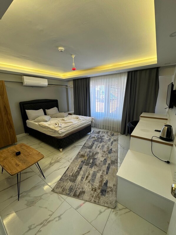 Schreibtisch, laptopgeeigneter Arbeitsplatz, kostenloses WLAN