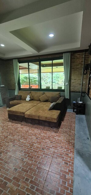 Habitación, 1 habitación, con acceso para personas discapacitadas, para fumadores | Área de sala de estar