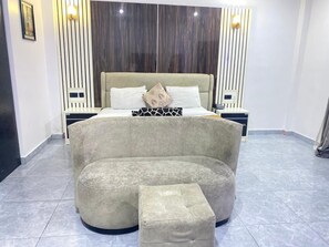 Decoración personalizada, muebles diferentes y escritorio 