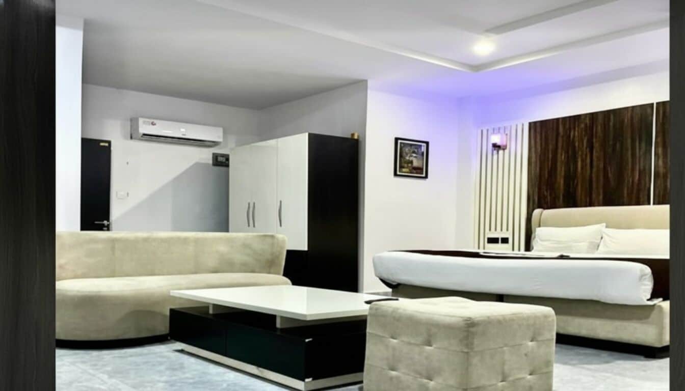 Classic Twin Room, Private Bathroom, City View | Individually decorated, individually furnished, desk, laptop workspace