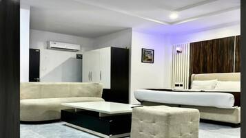 Escritorio, espacio para trabajar con laptop y wifi gratis