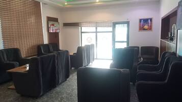 4 bars/lounges, 2 poolside bars