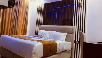 Decoración personalizada, muebles diferentes y escritorio 