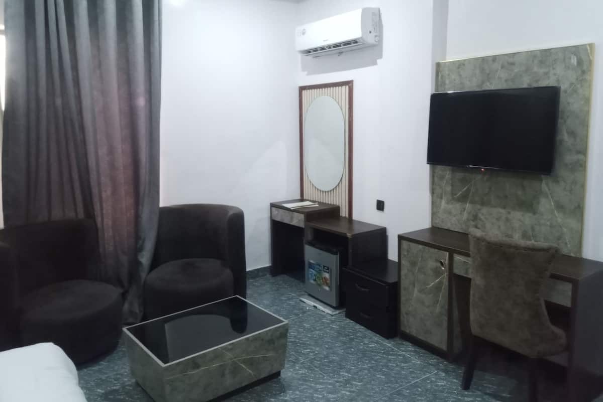 Desk, laptop workspace, soundproofing, WiFi (free)