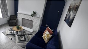 Living area - Cosy two bedroom house/Close to City Center Leeds! (Leeds)