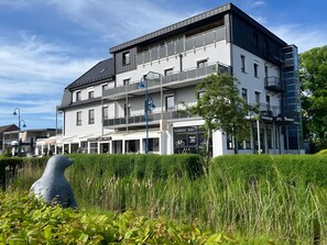 Exterior - Apartment 'Fewo Strandperle' with Shared Garden and Wi-Fi (Butjadingen)