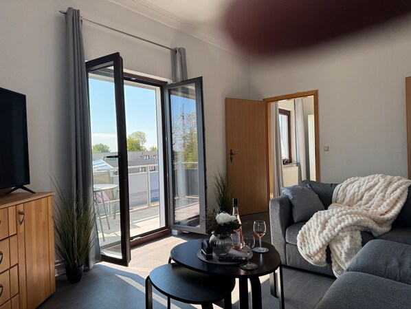 Living area - Apartment 'Fewo Strandperle' with Shared Garden and Wi-Fi (Butjadingen)