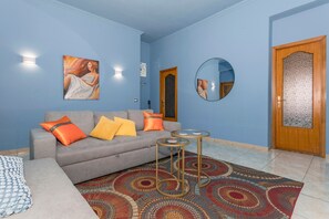 TV - Apartment 'Lemon Terrace' with Private Terrace, Wi-Fi and Air Conditioning (Catania)