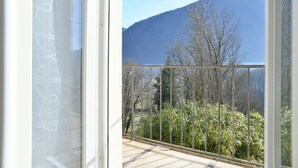 A balcony with a view of mountains and trees. - Guest Room 4 with Shared Pool, Communal Garden, and Wi-Fi (Betton-Bettonet)