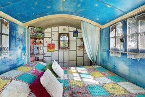 WiFi, bed sheets