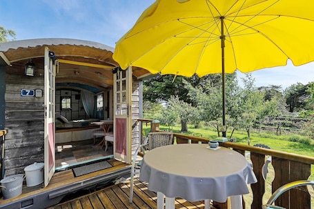 屋外ダイニングエリア. La Roulotte Daninas: Private Terrace, Garden & Wi-Fi in Bourgneuf en Retz