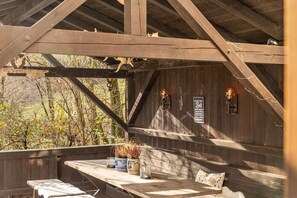 Outdoor dining - Chalet 'Augenweide' with Mountain View, Private Terrace and Wi-Fi (Bad Feilnbach)