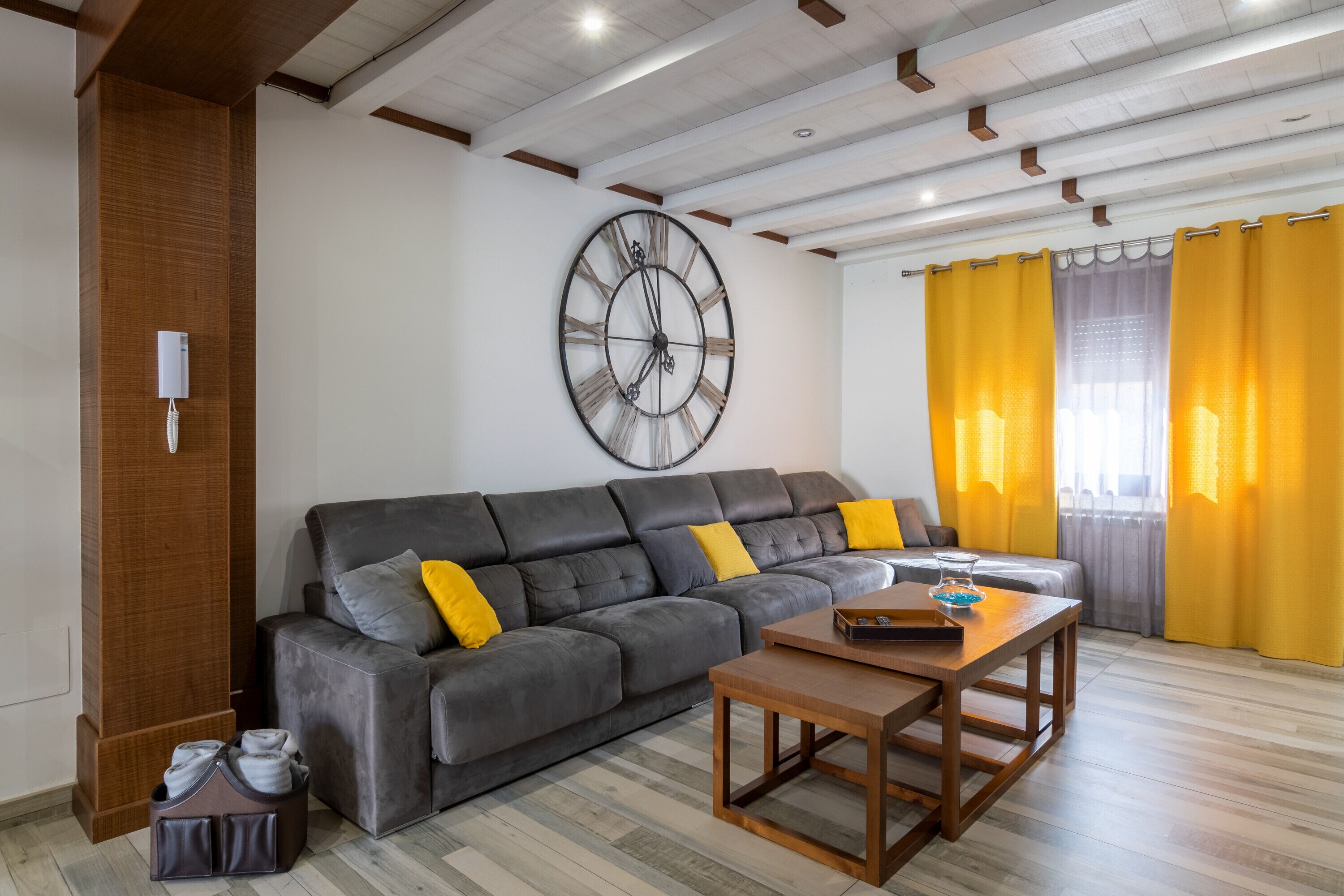 Fernseher, Kamin, Tischtennisplatte