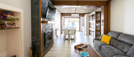 TV, fireplace, ping pong