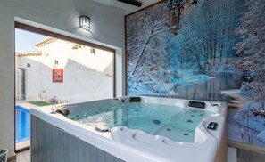 Indoor spa tub - La Casa De Felisin, Rural Retreat near Puy du Fou with Private Pool in Toledo (Pulgar)