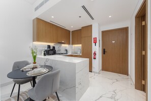 Fridge, microwave, oven, stovetop - Perfectly Positioned Near the Park and Meydan Racecourse, Al Merkadh (Dubai)