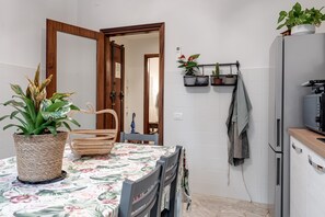 Dining - Da Luigi Pio Florence – Comfortable Apartment with Garden View and Private Parking (Firenze)