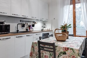 Fridge, microwave, oven, stovetop - Da Luigi Pio Florence – Comfortable Apartment with Garden View and Private Parking (Firenze)