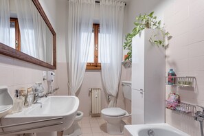 Shower, hair dryer, towels - Da Luigi Pio Florence – Comfortable Apartment with Garden View and Private Parking (Firenze)