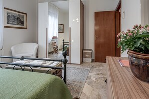 Iron/ironing board, WiFi, bed sheets - Da Luigi Pio Florence – Comfortable Apartment with Garden View and Private Parking (Firenze)