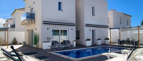 حمّام سباحة خارجي