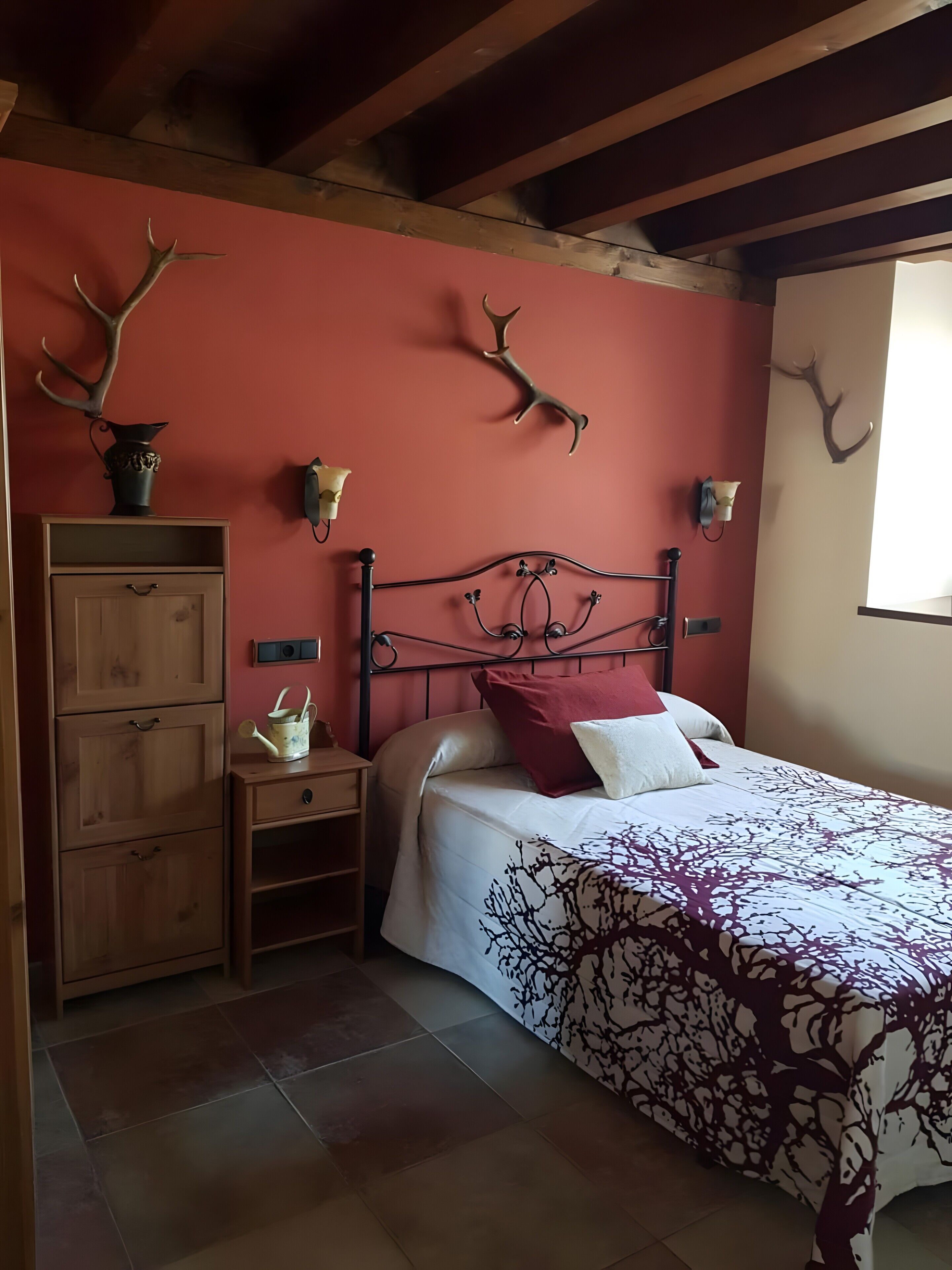 Een strijkplank/strijkijzer, wifi, beddengoed