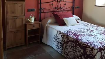 Een strijkplank/strijkijzer, wifi, beddengoed