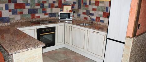 Jääkaappi, mikroaaltouuni, uuni, liesi