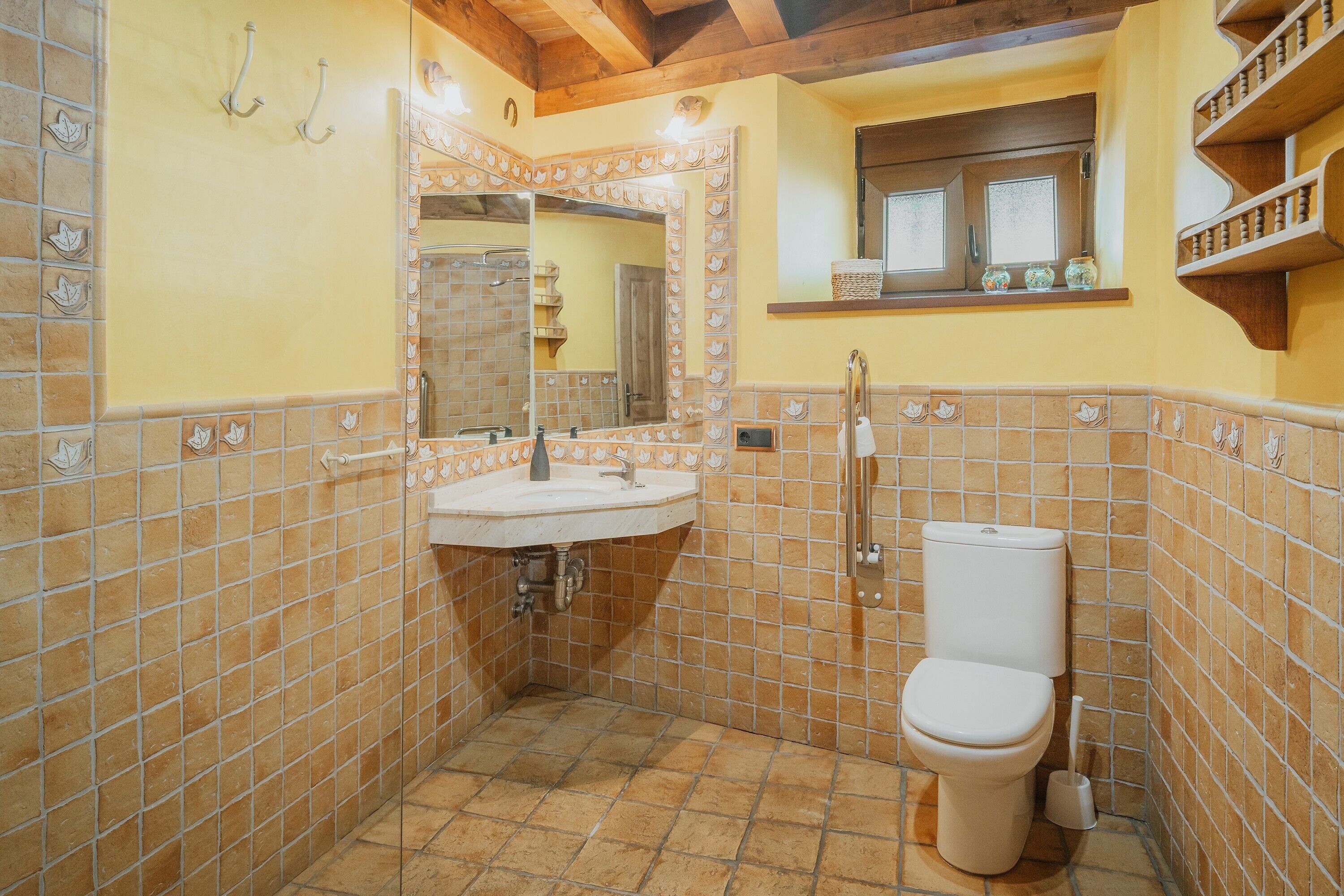 Une salle de bain avec un lavabo, des toilettes et une douche.