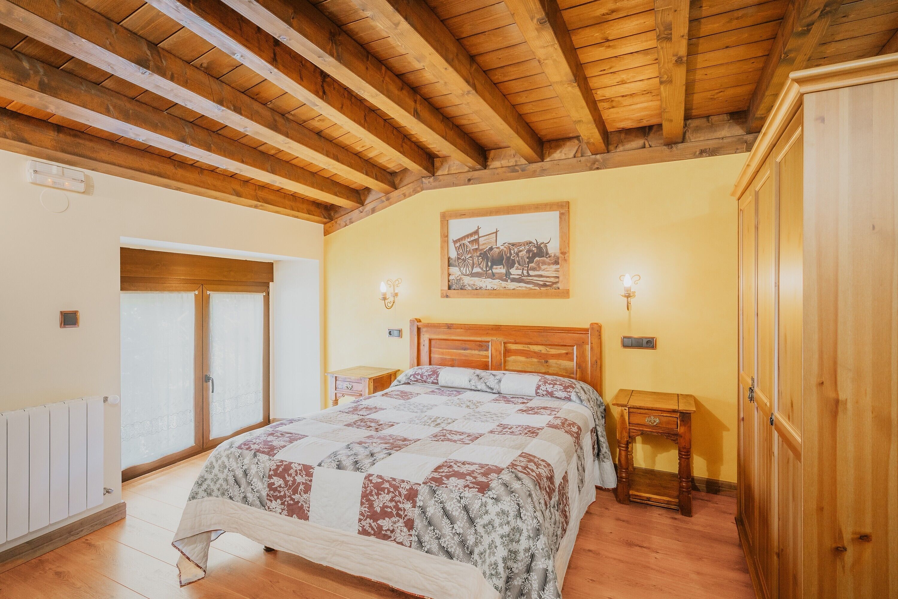 5 bedrooms, iron/ironing board, WiFi, bed sheets