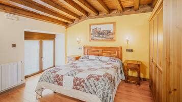 5 bedrooms, iron/ironing board, WiFi, bed sheets