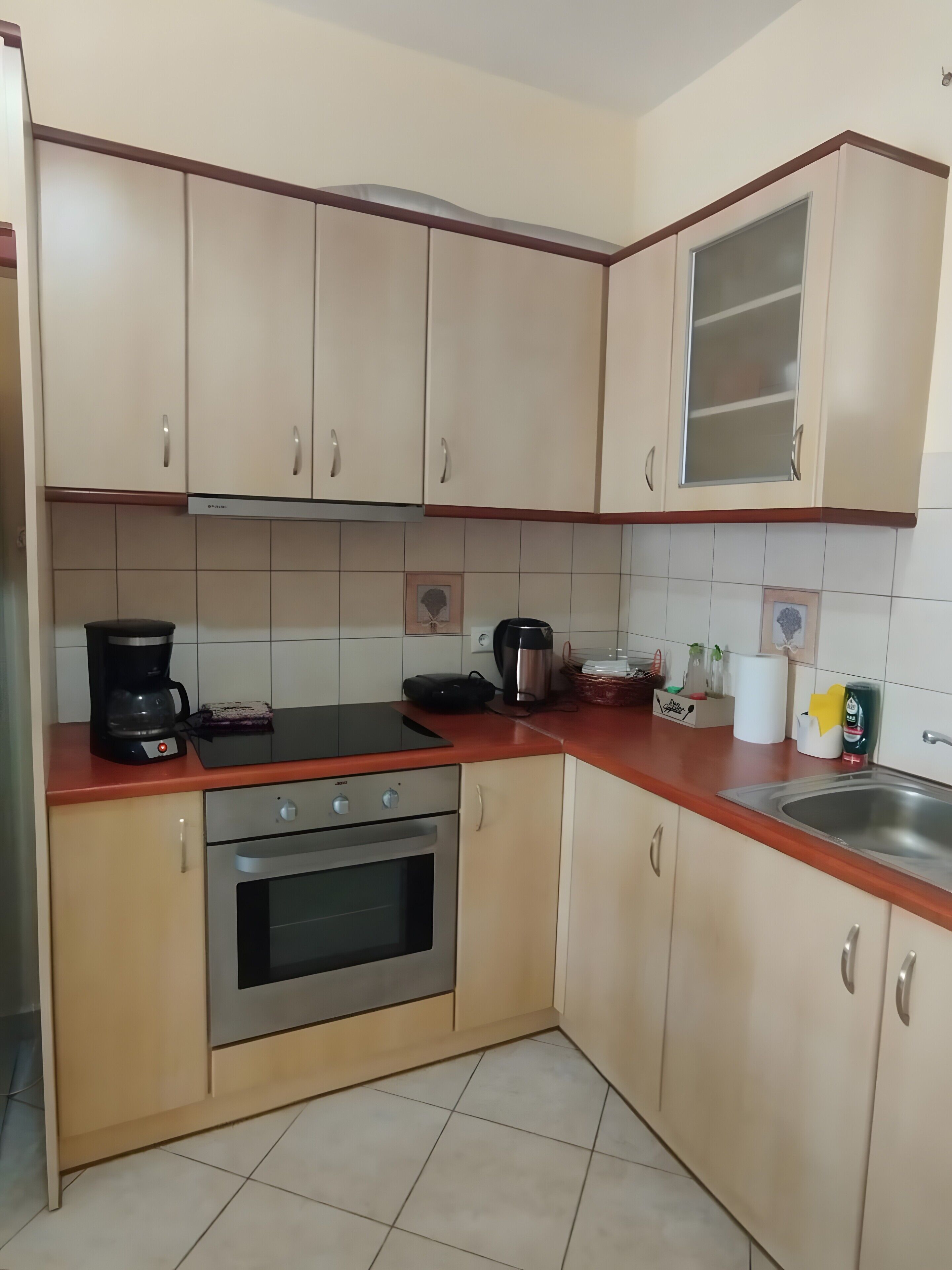 冷蔵庫、オーブン、コンロ、コーヒー / ティーメーカー