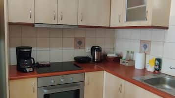 Fridge, oven, stovetop, coffee/tea maker