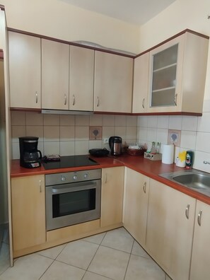 Een koelkast, een oven, een kookplaat, een koffiezetapparaat/waterkoker