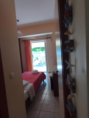 Een strijkplank/strijkijzer, wifi, beddengoed