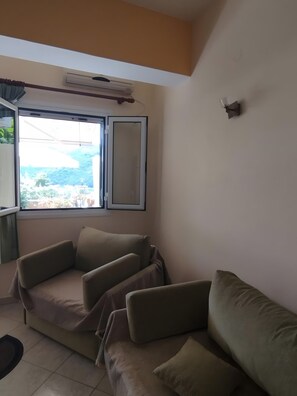 TV - Apartment 'Vardia Room' with Sea View, Wi-Fi and Air Conditioning (Lefkada)