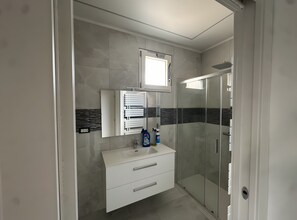 Shower, towels - Luxury Homes Apartment with Private Terrace (Poggibonsi)