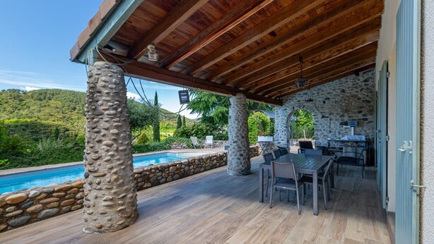 An outdoor patio with a pool, stone pillars, wooden ceiling, and a dining area. - Guest Room “Chambre 3 personnes” with Shared Pool, Wi-Fi & Air Conditioning (Saint-Fortunat-sur-Eyrieux)