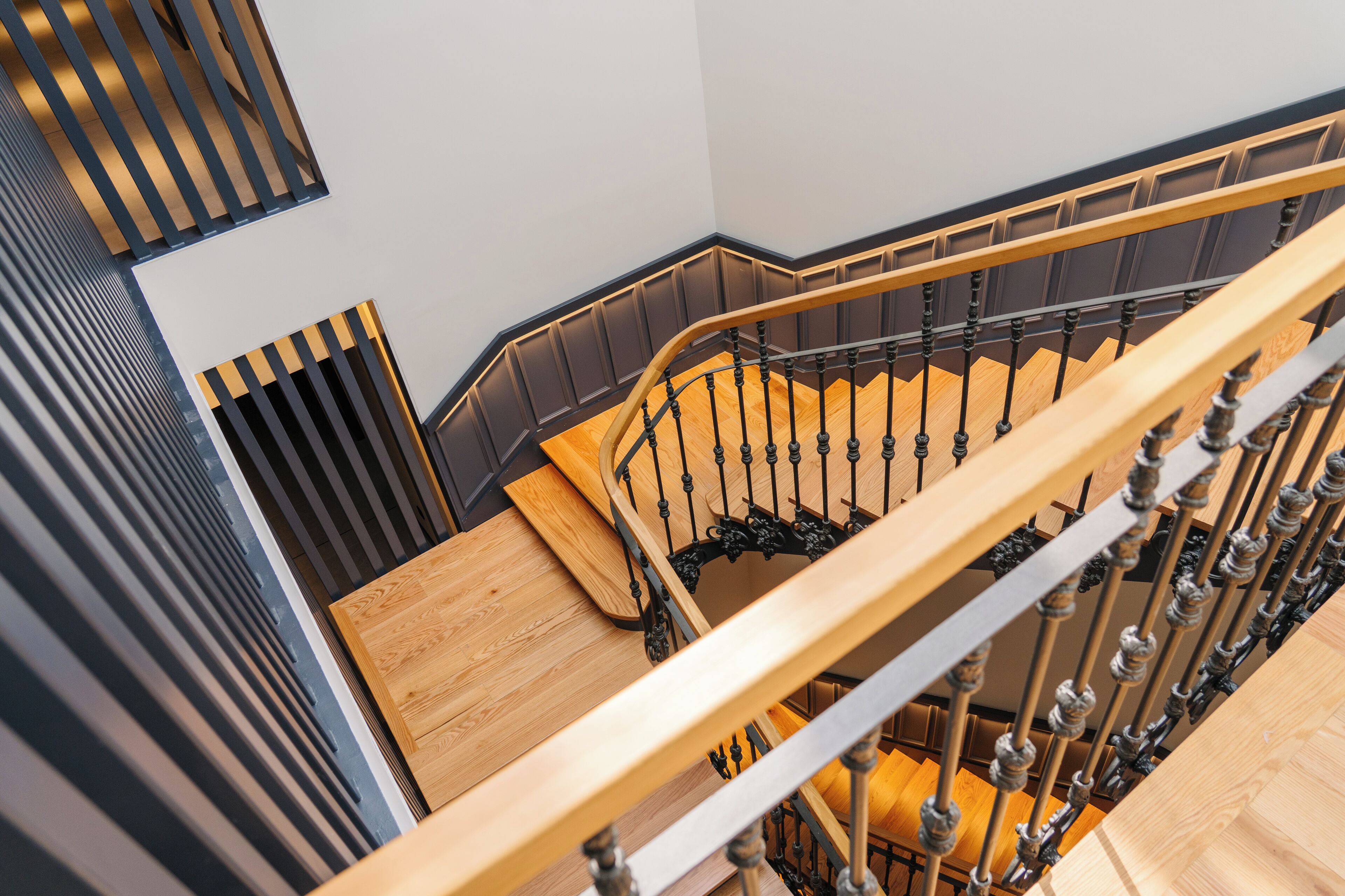 Una escalera moderna con escalones de madera y barandillas de metal.
