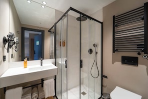 Douche, séchoir à cheveux, serviettes fournies, savon