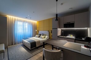 Ropa de cama de alta calidad y espacio para trabajar con un portátil